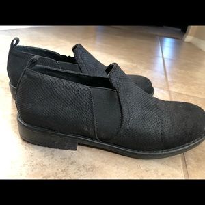 9.5 black cuffed booties